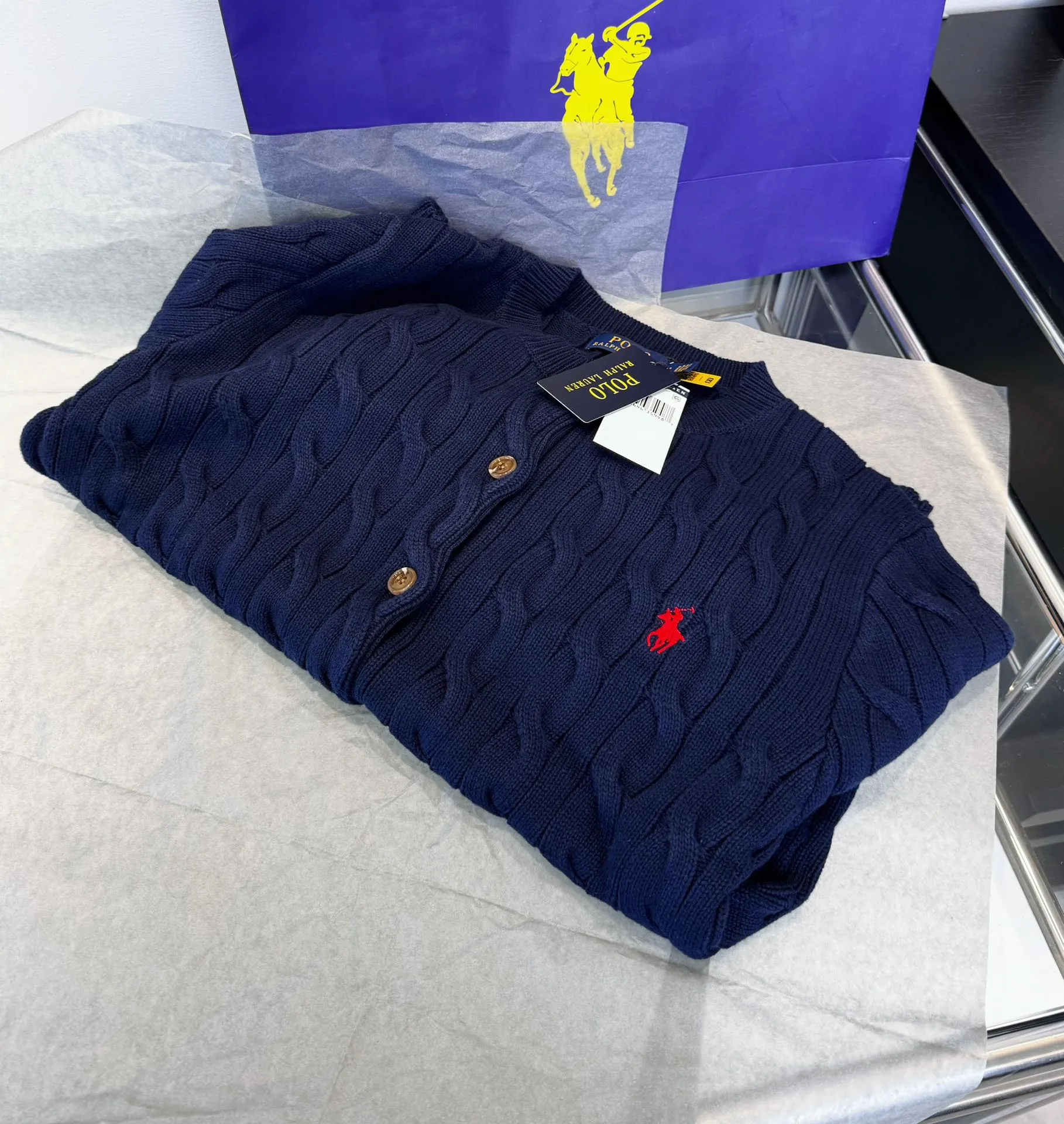 🅿️240 Style No.: L05 (Navy Blue) Ralph Lauren RL classic war horse logo embroidery on the chest cable pattern twist button round neck long sleeves buttoned knitted sweater cardigan jacket Color: SIZE: XS S M L Size Reference # Length Bust Shoulder Width 64 52 45 I will always love sweet girls. The soft and glutinous🧶🫶 style is a very classic cable sweater. It has an American retro college style. It feels very comfortable. It is a must-have item for spring, autumn and winter wardrobes. It also looks good when layered as an inner layer in cold weather. High-density LOGO embroidery on the chest, and original customization of tag accessories. Made of pure cotton yarn 🧶 blended with wool, pure cotton is skin-friendly and comfortable, small label war horse embroidered twist turtleneck sweater 🐎 high quality. Follow the blogger to learn how to wear it! Let’s get a Ralph Lauren cable sweater. It’s a super hard-to-find series after it became popular. It’s hard to find one on the official website. It’s simple and practical to wear, with a lazy and loose feel. The thickened fabric has a more texture, soft and delicate feel, and a loose fit. Whether worn alone or layered, you can wear different styles of fashion with just one piece. ⚠️Contains wool products🦙 Pay attention to the washing method to avoid shrinkage